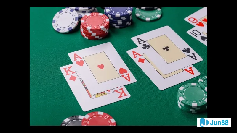 Người chơi rút bài trong trò chơi