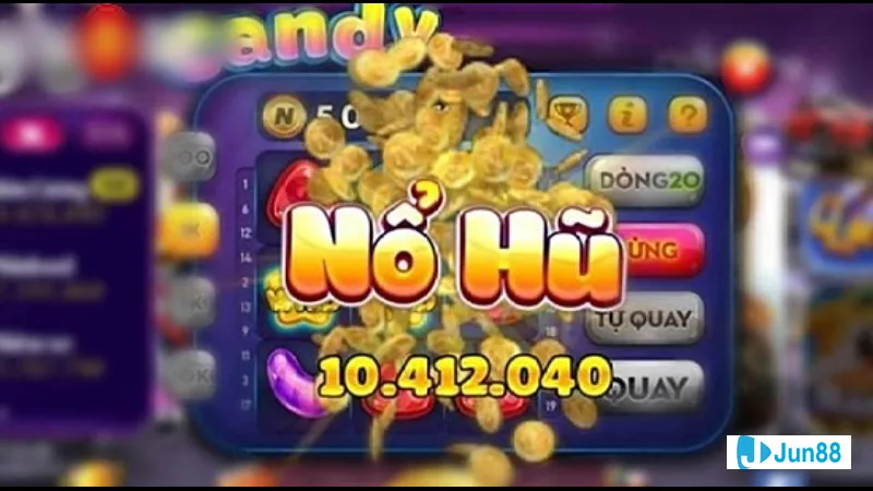 Hai con mèo đen chơi đùa trên sân