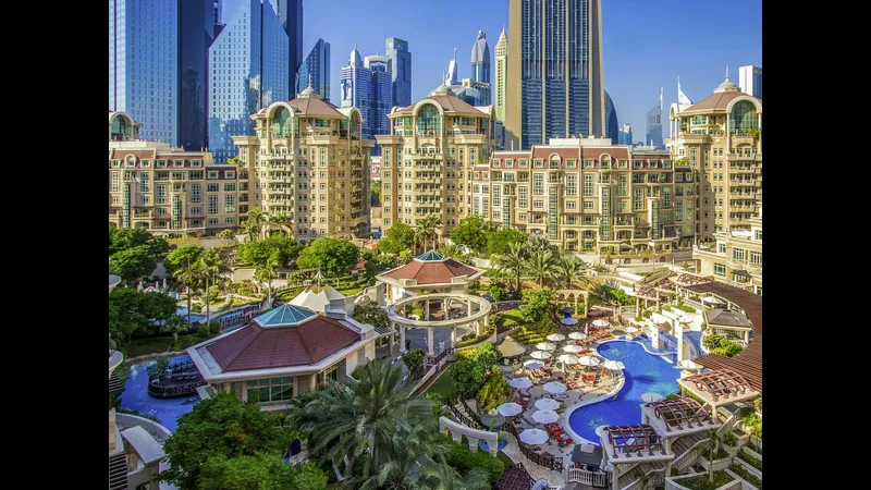 Cầu thủ Al Murooj vượt qua hậu vệ Al Tahaddi để tiến gần khung thành