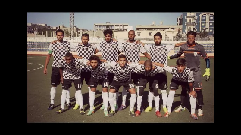 Cầu thủ Al Murooj và Al Tahaddi cống hiến mình trên sân cỏ