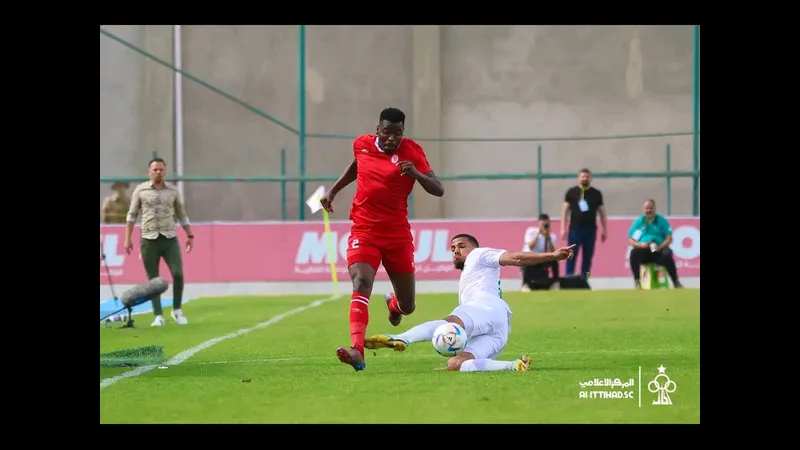 Cầu thủ Al Murooj vượt qua cầu thủ Al Tahaddi để tiến lên phía trước
