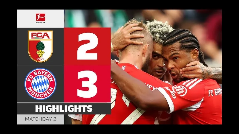 Cầu thủ Bayern Munich và Augsburg tranh chấp bóng trước khung thành