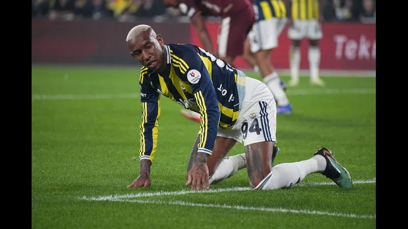 Cầu thủ Fenerbahce nỗ lực giữ bóng trước sự áp đảo từ FCSB