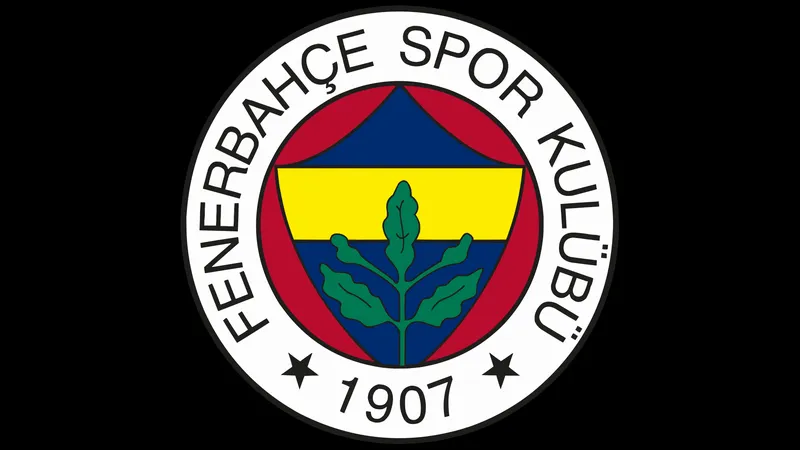 Cầu thủ Fenerbahce vượt qua hàng phòng ngự của FCSB