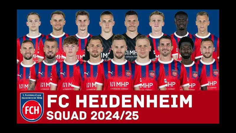 Cầu thủ Heidenheim đang tranh chấp bóng với cầu thủ RB Leipzig