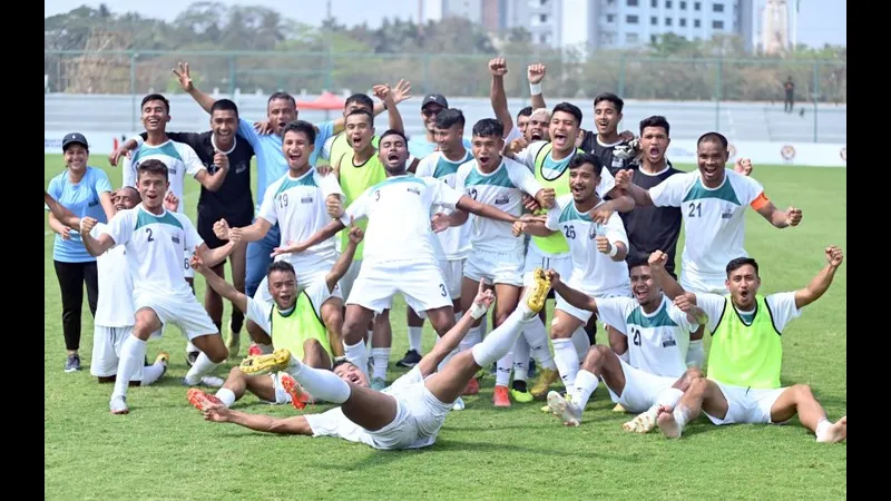 Cầu thủ Meghalaya chuyền bóng cho đồng đội trước Services