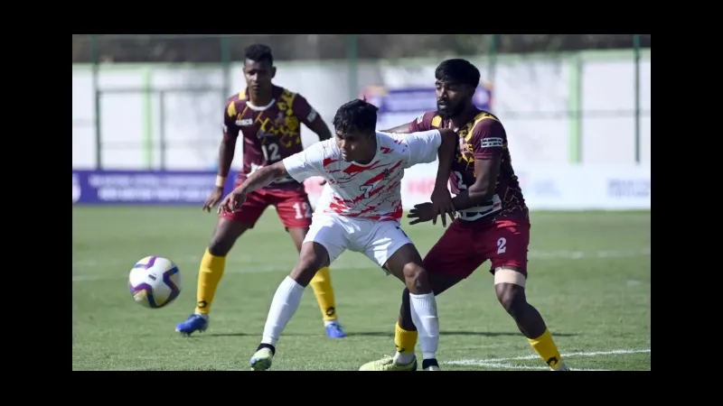 Cầu thủ Meghalaya và Services tranh chấp bóng trên sân cỏ