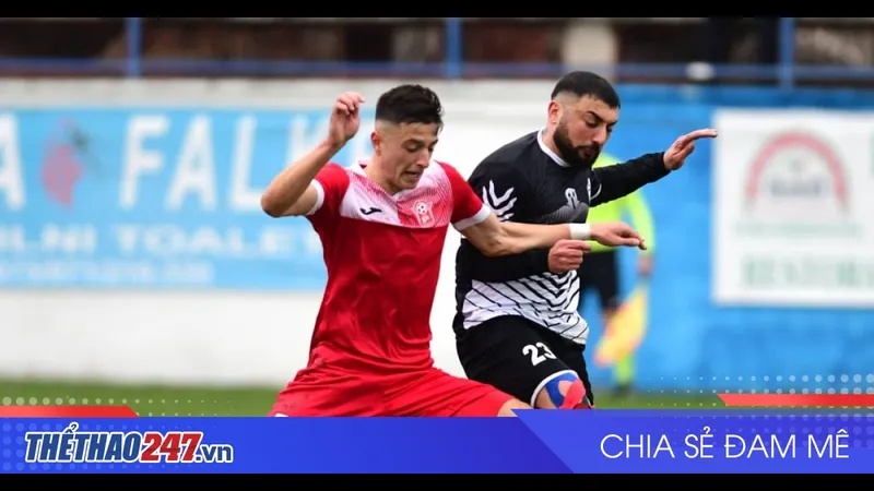 Cầu thủ Mykonos và Aias Salamina tranh chấp bóng trên sân