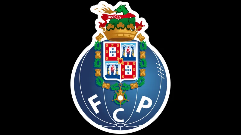 Cầu thủ Porto thực hiện cú sút mạnh mẽ vào khung thành của Plzen.