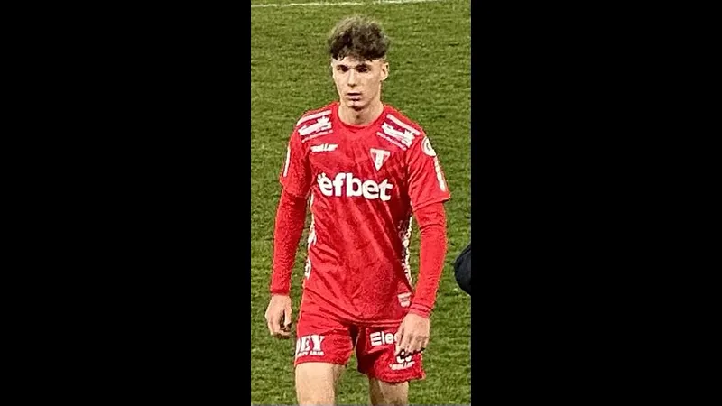 Cầu thủ UTA Arad và Rapid Bucuresti tranh chấp bóng trên sân cỏ