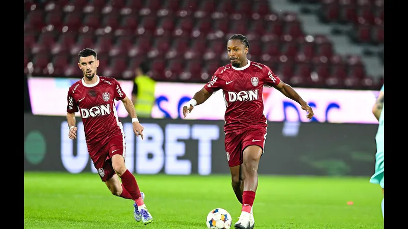 Cầu thủ UTA Arad và Rapid Bucuresti đối đầu trên sân