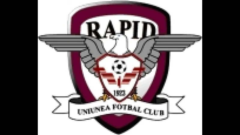 Cầu thủ Rapid Bucuresti tung cú đá mạnh vào khung thành của UTA Arad