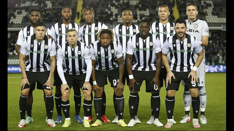 Cầu thủ Udinese chiến đấu gắt gao với Verona trong trận đấu gay cấn.