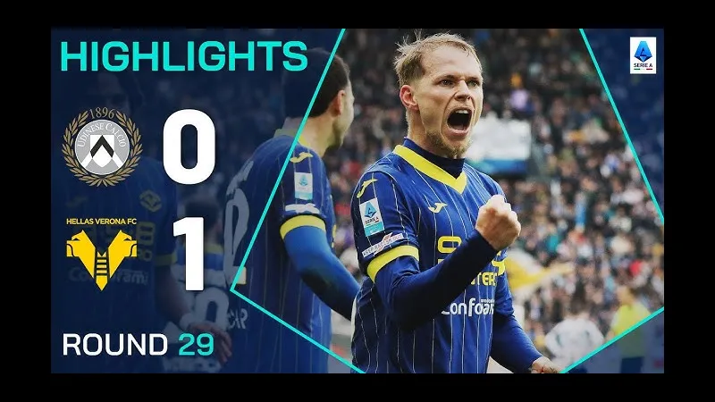 Cầu thủ Verona và Udinese tranh chấp bóng trước khán giả