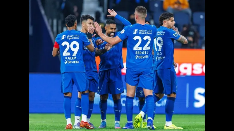 Cầu thủ Al Hilal chạy nhanh với bóng trước sự áp đảo từ Damac