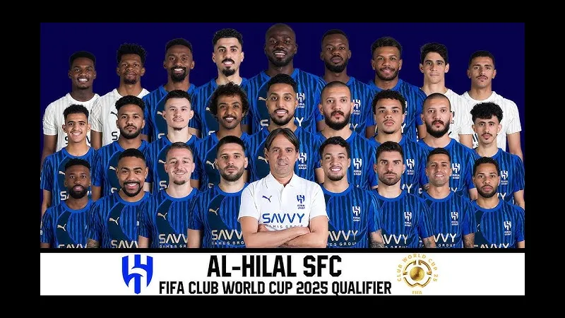 Cầu thủ Al Hilal và Damac tranh chấp quả bóng trên sân cỏ - Dự đoán phạt