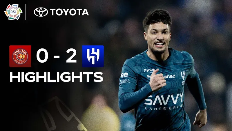 Cầu thủ Al Hilal chạy nhanh qua phòng ngự của đội Damac