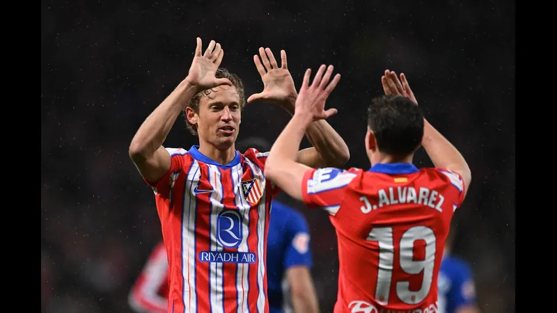 Cầu thủ của Atletico Madrid và Arsenal đua nhau với tốc độ cao trên sân cỏ