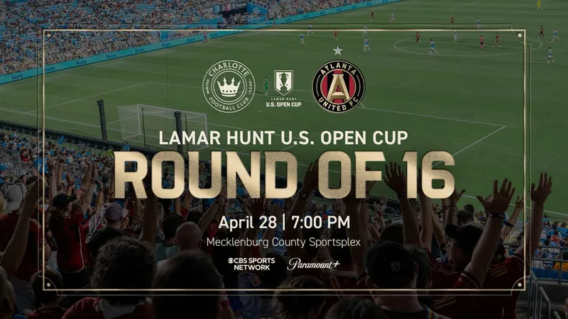 Cầu thủ Charlotte thực hiện cú sút mạnh vào khung thành của Atlanta United