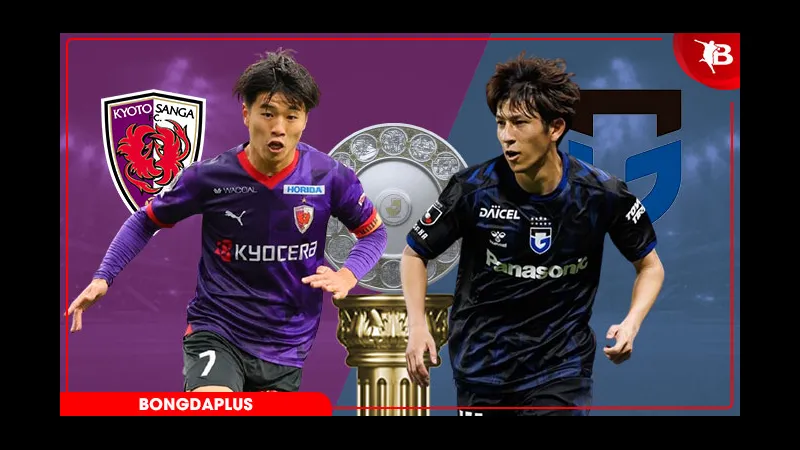 Cầu thủ Kyoto Sanga và Gamba Osaka đang tranh chấp quả bóng.