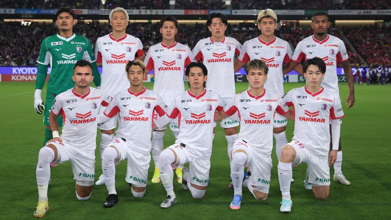 Cầu thủ Kyoto Sanga và Gamba Osaka đang tranh chấp bóng