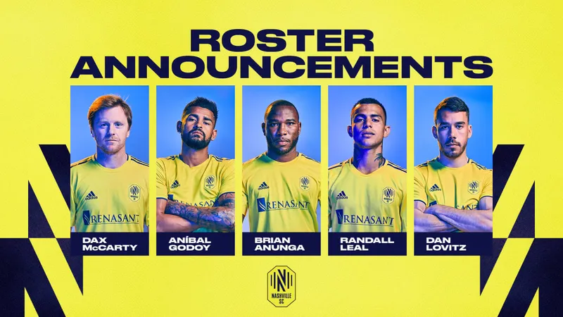 Cầu thủ Nashville và Tigres UANL tranh chấp trên sân