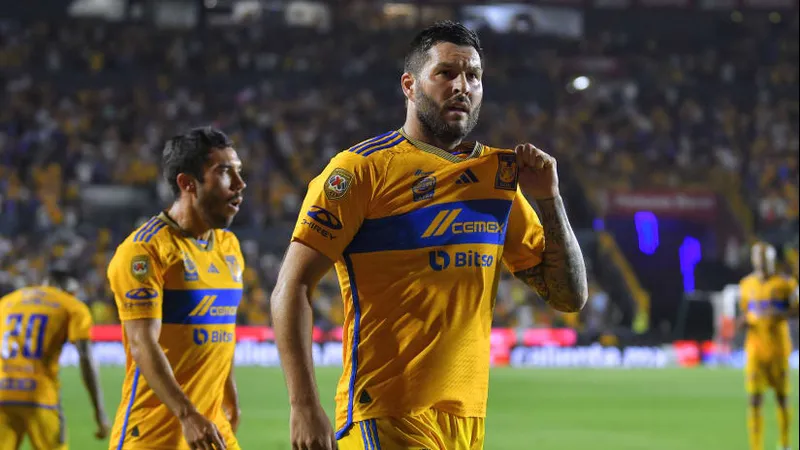 Cầu thủ Nashville và Tigres UANL đấu tranh gay gắt trên sân cỏ
